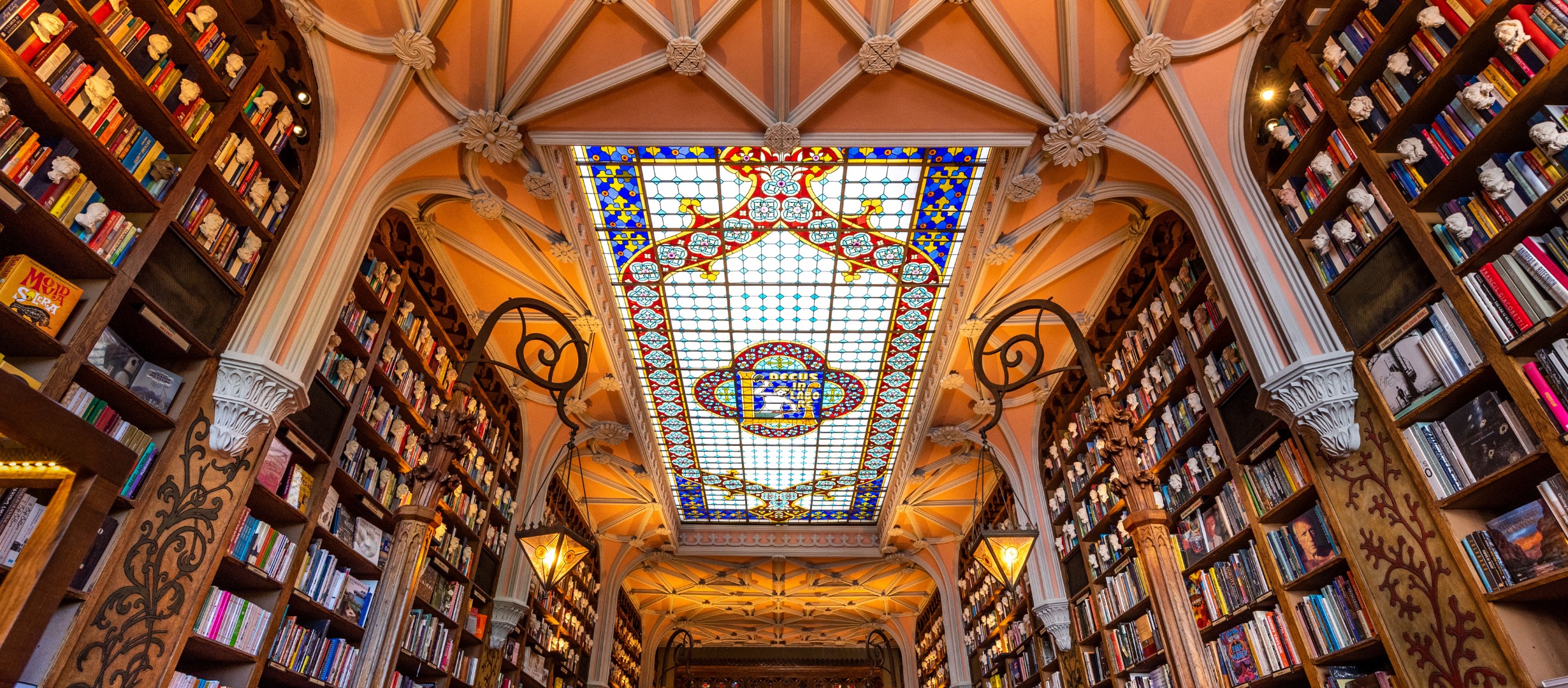 Ezektől a gyönyörű üzletektől eláll a lélegzeted: a világ 5 leghíresebb könyvesboltja